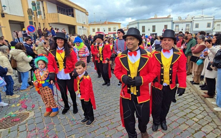 Primeiro corso do Carnaval de Redondo junta centenas de foliões e enche centro da vila