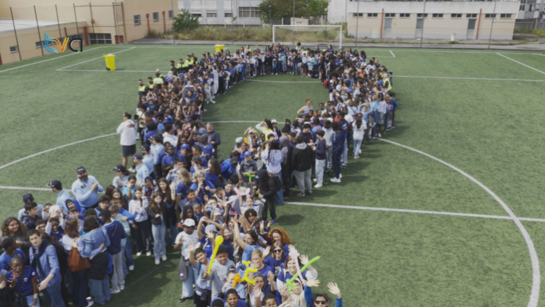 1200 Pessoas Formam Laço Azul Humano