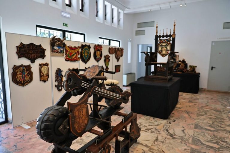 «Uma pequena amostra de tudo o que ele fez»: “O Rei dos Trabalhos Excêntricos” mostra obra de António Fialho em Vila Viçosa (c/fotos)